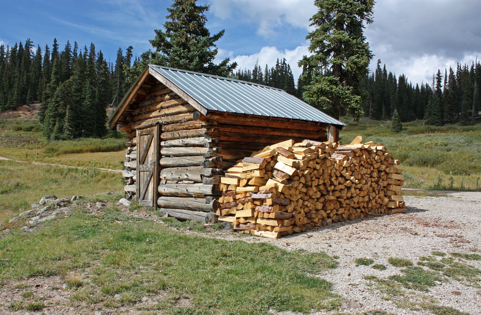 "Wood Shed In Colorado Rocky Mountains September 2013" by DrunkDriver is licensed under CC BY-SA 3.0.