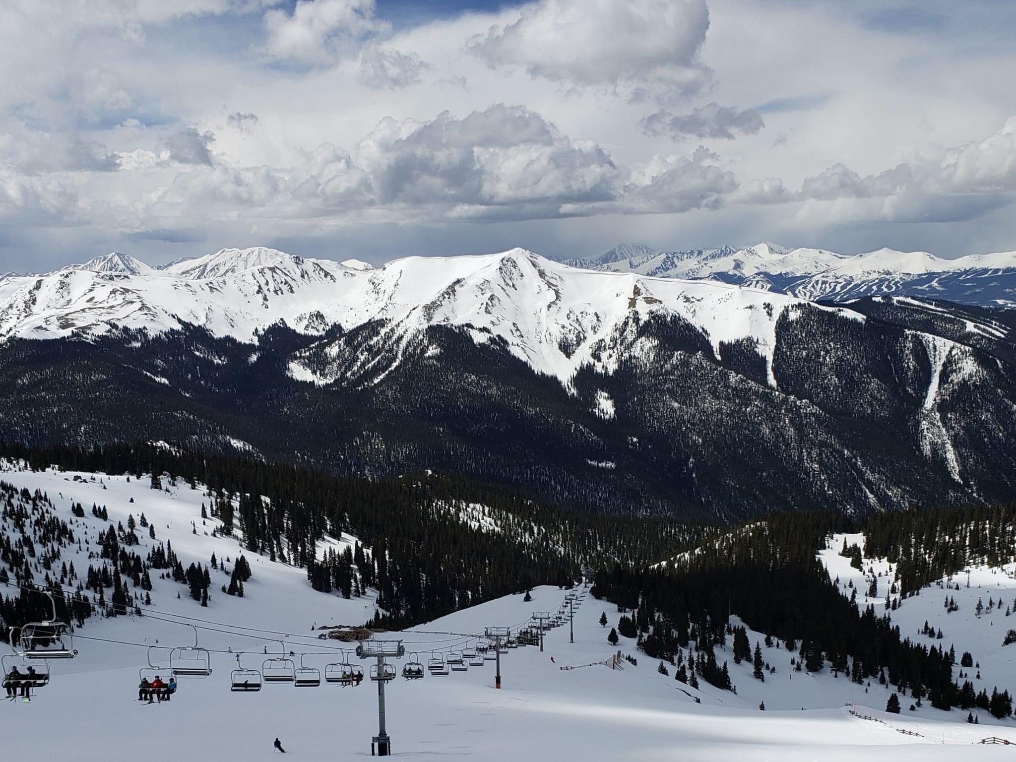 "Independence Mountain as seen from Arapahoe Basin" by Runningonbrains is licensed under CC BY-SA 4.0.