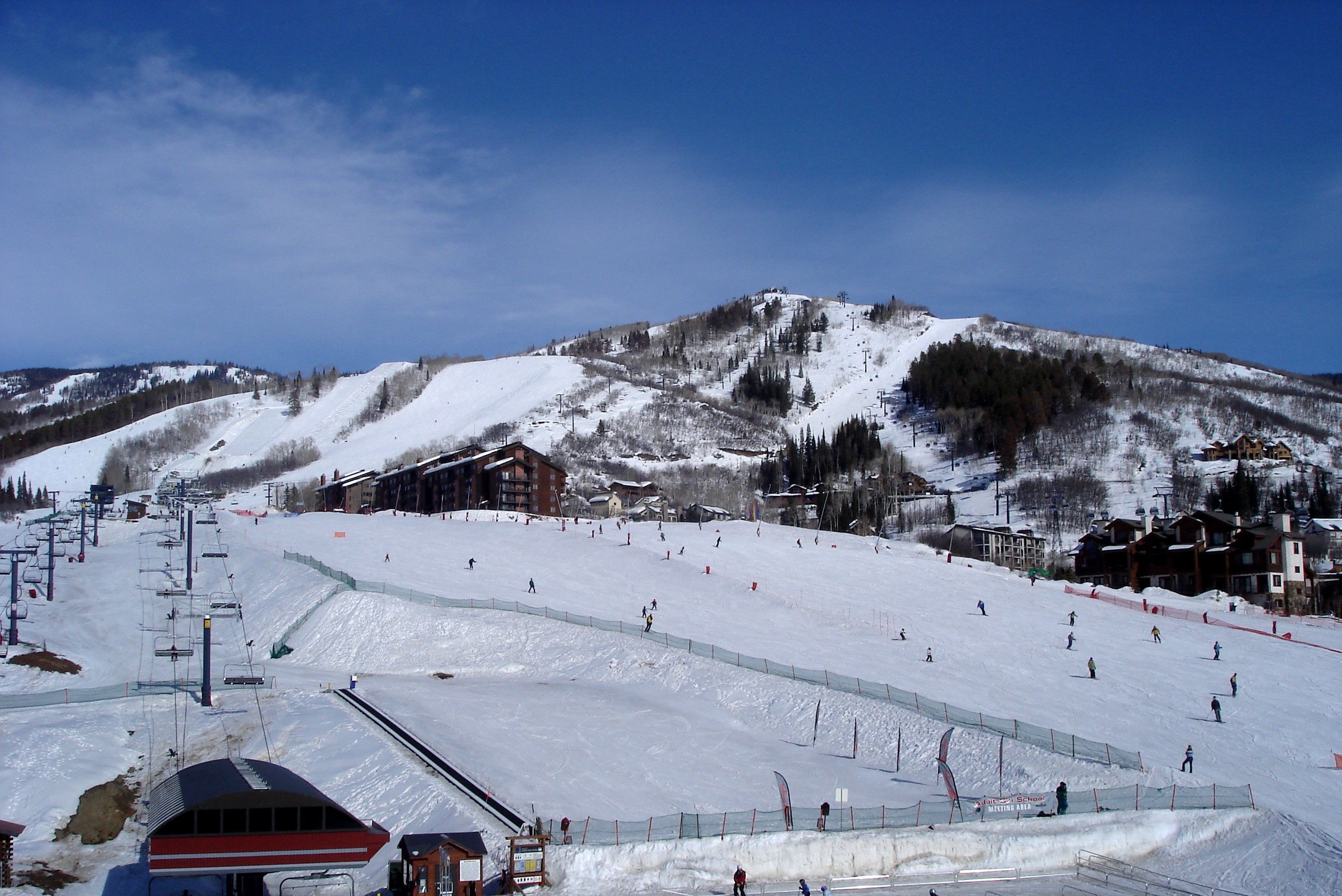 "Steamboat springs ski resort" by CarTick at English Wikipedia is licensed under CC BY-SA 3.0.