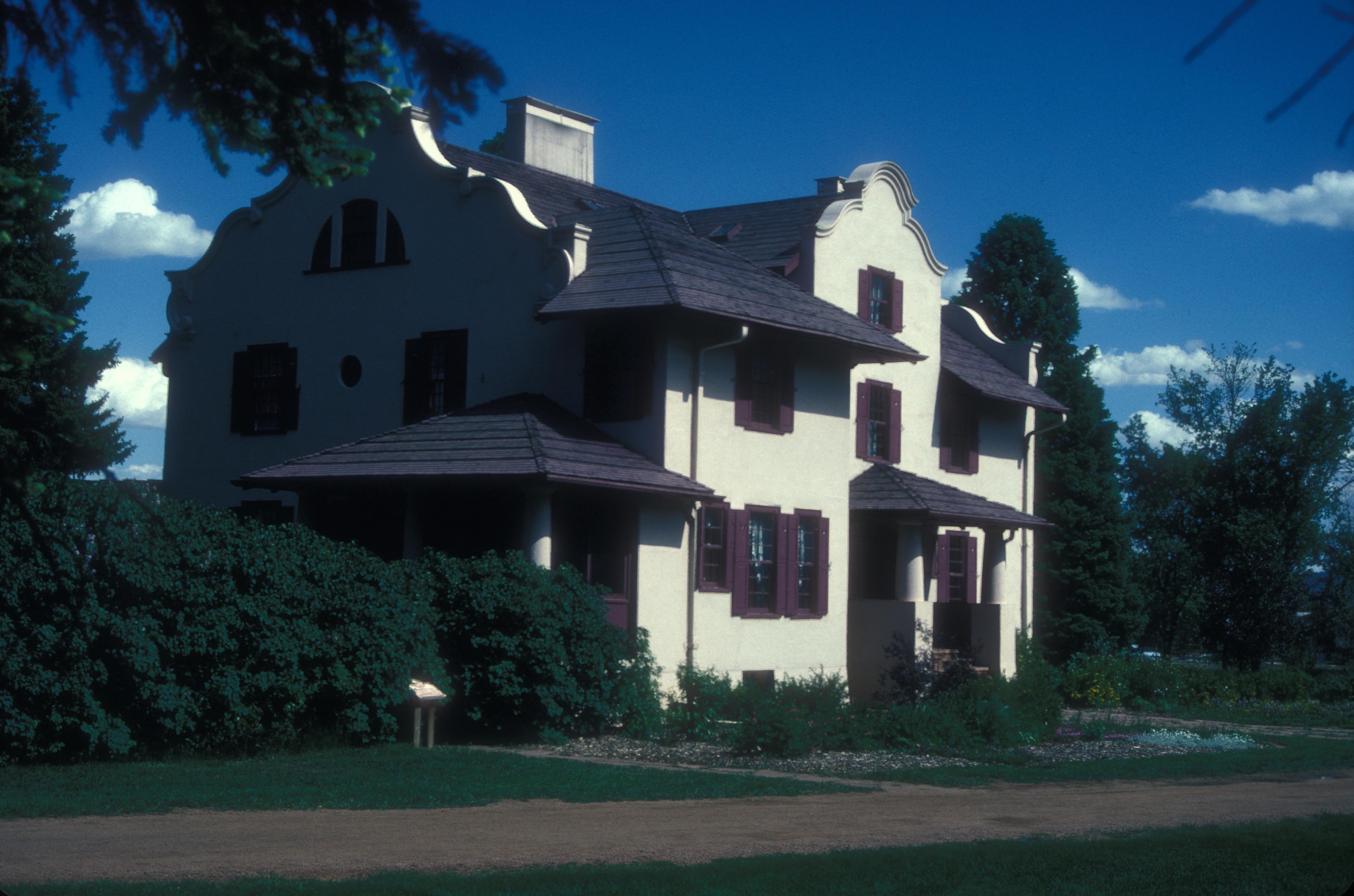 "ORCHARD HOUSE; ROCK LEDGE RANCH HISTORIC SITE; COLORADO SPRINGS" by JERRYE AND ROY KLOTZ MD is licensed under CC BY-SA 3.0.