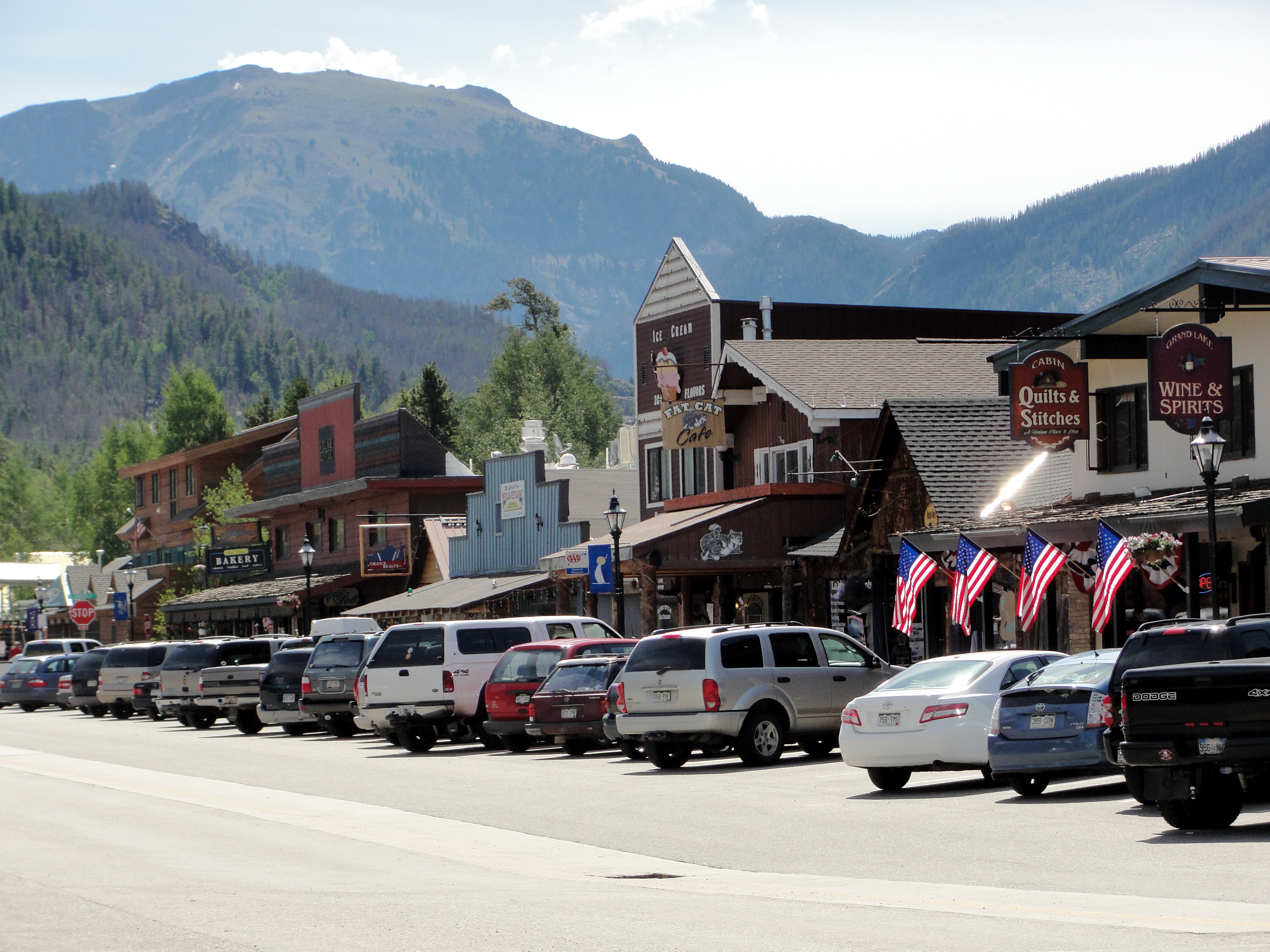 "Downtown Grand Lake Colorado USA" by Greg Tally - User: (WT-shared) WineCountryInn at wts wikivoyage is licensed under CC BY-SA 3.0.