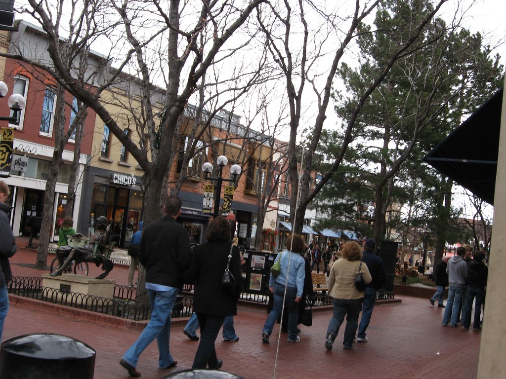 "Pearl Street, Boulder, Colorado (2)" by Ken Lund is licensed under CC BY-SA 2.0.