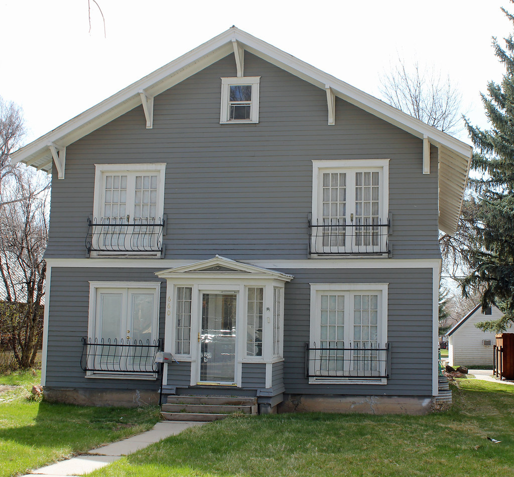 "Vanatta Apartments" by Jeffrey Beall is licensed under CC BY-SA 2.0.
