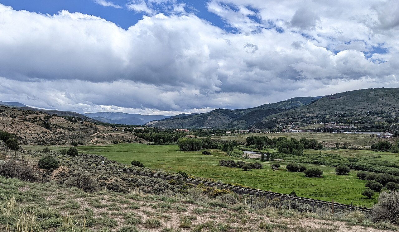 "Eagle River from I-70 w Edwards CO" by Dicklyon is licensed under CC BY-SA 4.0.