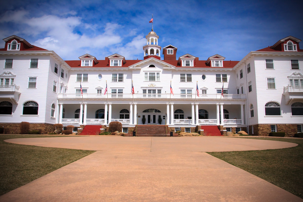 "Stanley Hotel [Estes Park, CO]" by seantoyer is licensed under CC BY 2.0.