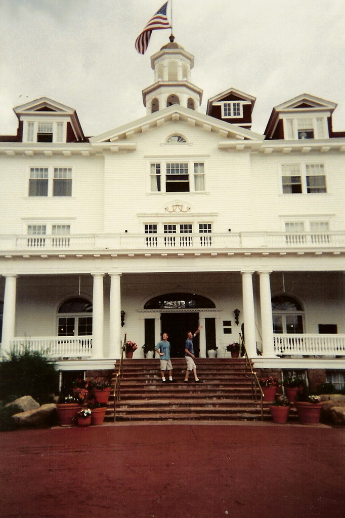 "The Stanley Hotel, Estes Park, Colorado" by Ken Lund is licensed under CC BY-SA 2.0.