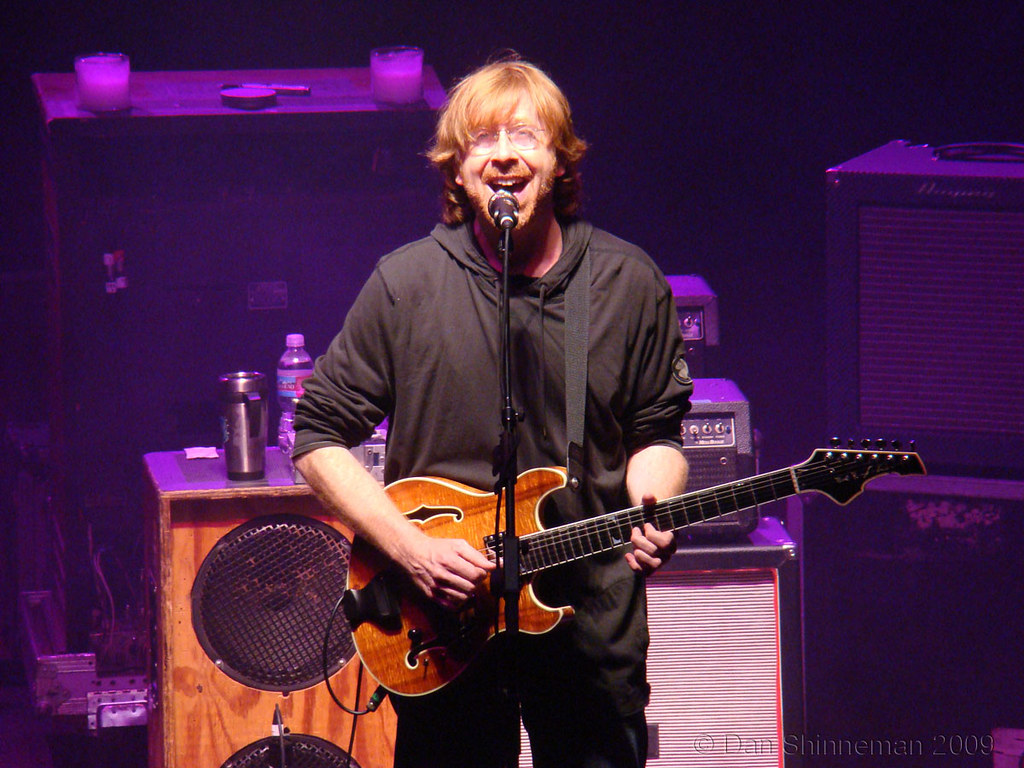 "Phish 2009-07-30 Red Rocks Stash - Trey Anastasio" by Dan Shinneman is licensed under CC BY-SA 2.0.