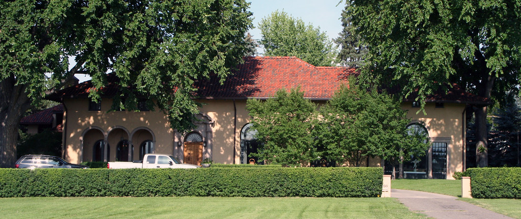"CRANMER HOUSE" by Jeffrey Beall is licensed under CC BY-SA 2.0.