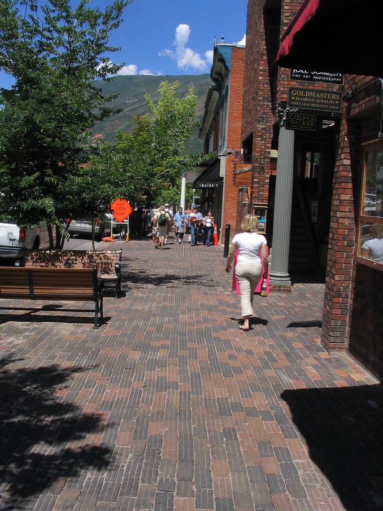 "Aspen, Colorado" by Ken Lund is licensed under CC BY-SA 2.0.