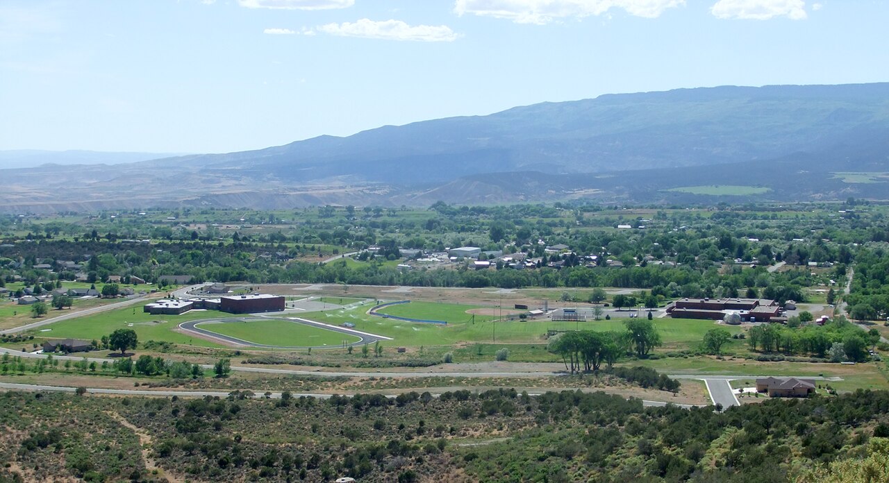 "Cedaredge from cedar mesa" by Jaknelaps is licensed under CC BY-SA 3.0.