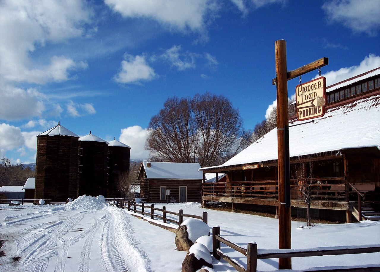 "Cedaredgepioneertown" by Jaknelaps is licensed under CC BY-SA 3.0.