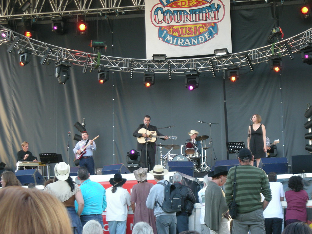 "Country Music Festival de Mirande - 14/07/2008" by Jamiecat * is licensed under CC BY 2.0.
