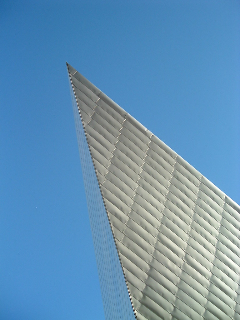 "Denver Art Museum Hamilton Building Exterior" by wordcat57 is licensed under CC BY 2.0.